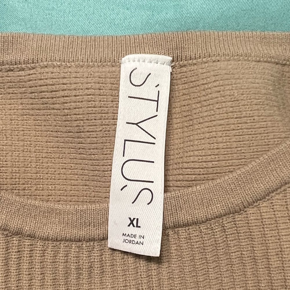 Stylus “ women’s crewneck sleeves”